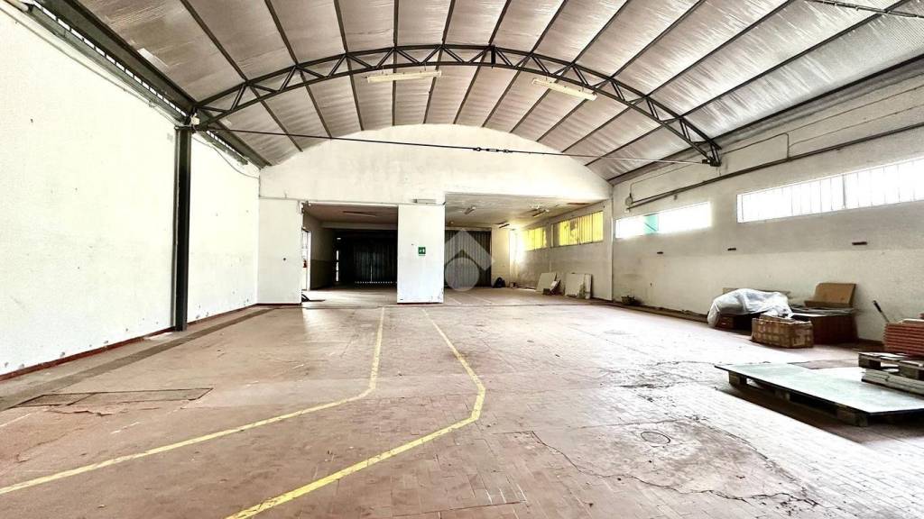 locale commerciale in vendita a Novi Ligure