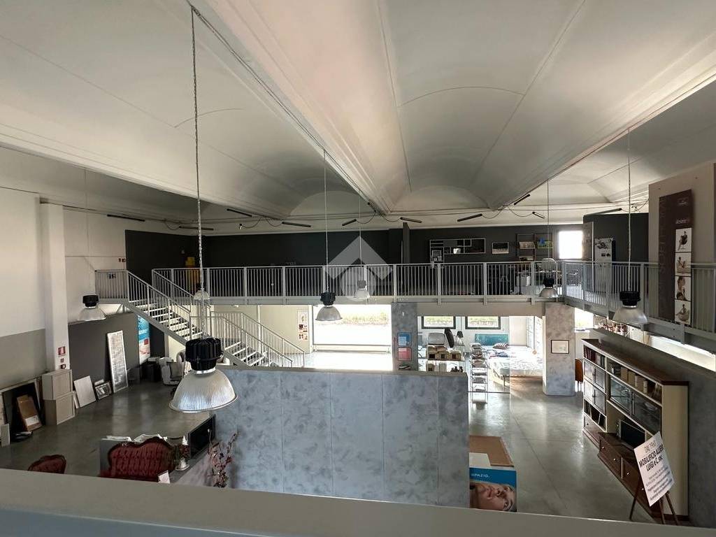 locale commerciale in vendita a Novi Ligure