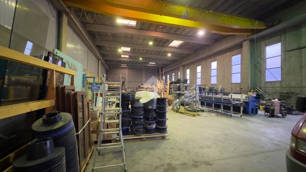 locale commerciale in vendita a Novi Ligure