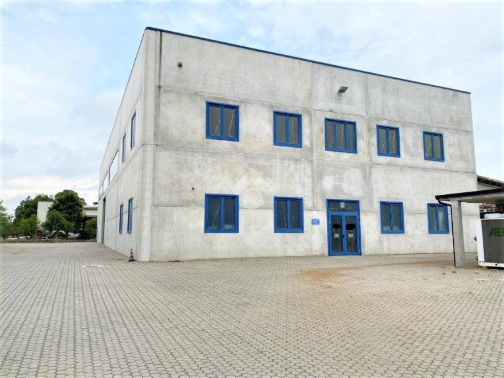 locale commerciale in vendita a Novi Ligure