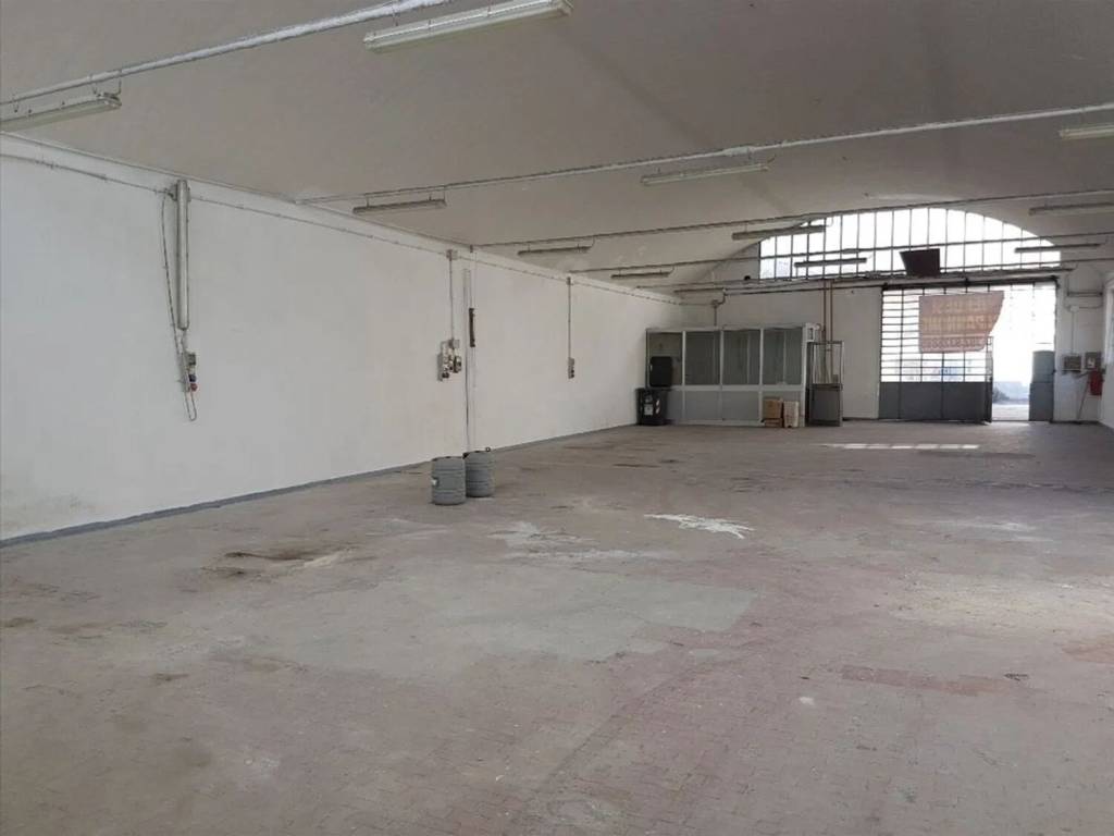 locale commerciale in vendita a Novi Ligure