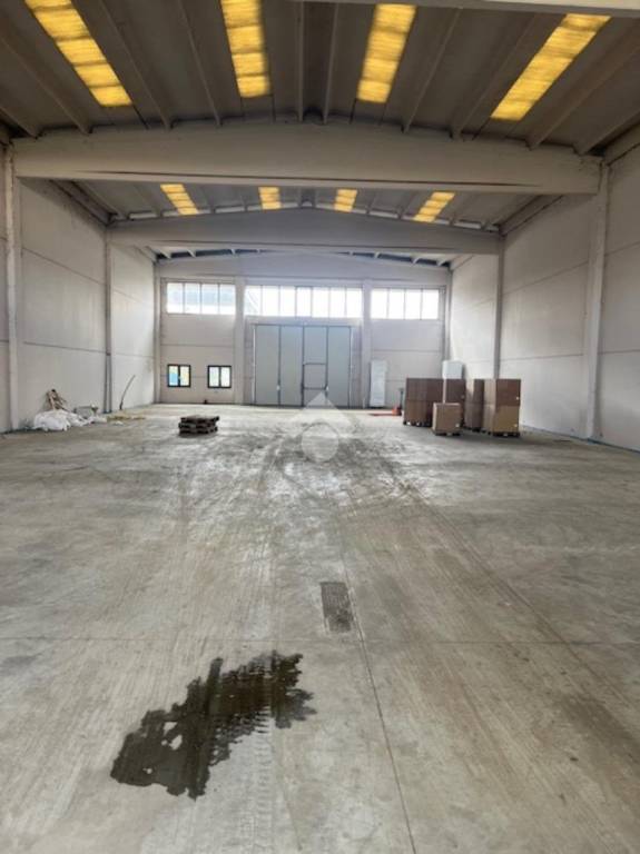 locale commerciale in vendita a Novi Ligure