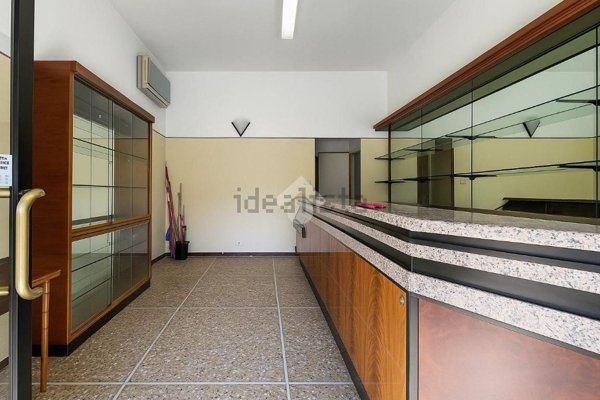 locale commerciale in vendita a Novi Ligure