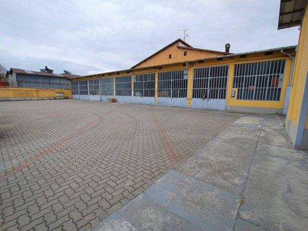 locale commerciale in vendita a Novi Ligure