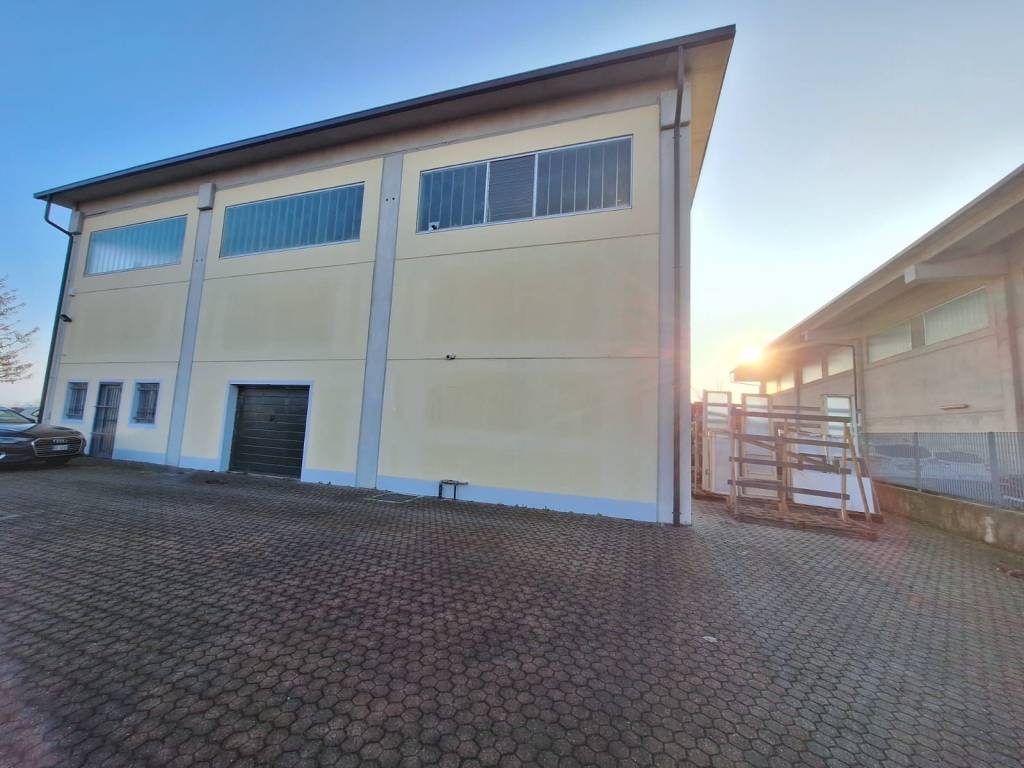 locale commerciale in vendita a Novi Ligure