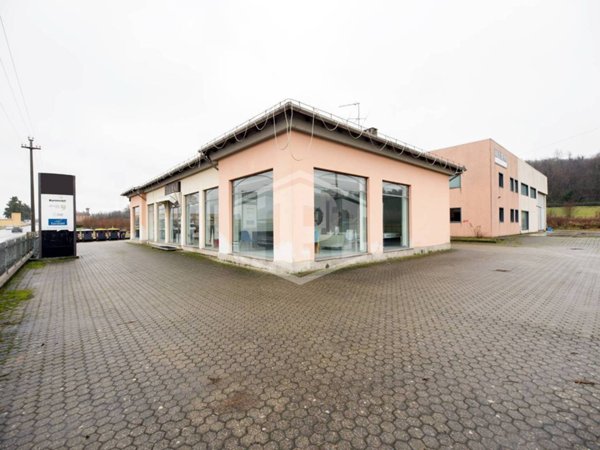 locale commerciale in vendita a Novi Ligure