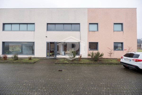 locale commerciale in vendita a Novi Ligure