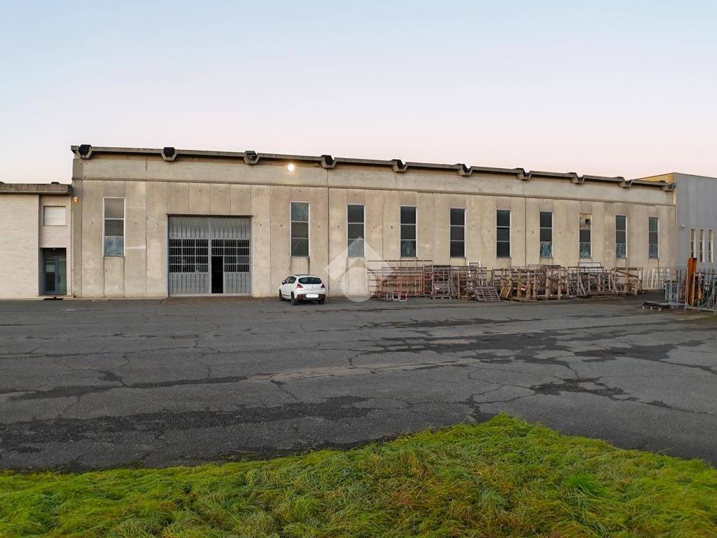 locale commerciale in vendita a Novi Ligure