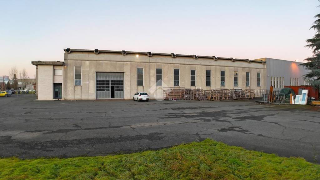 locale commerciale in vendita a Novi Ligure