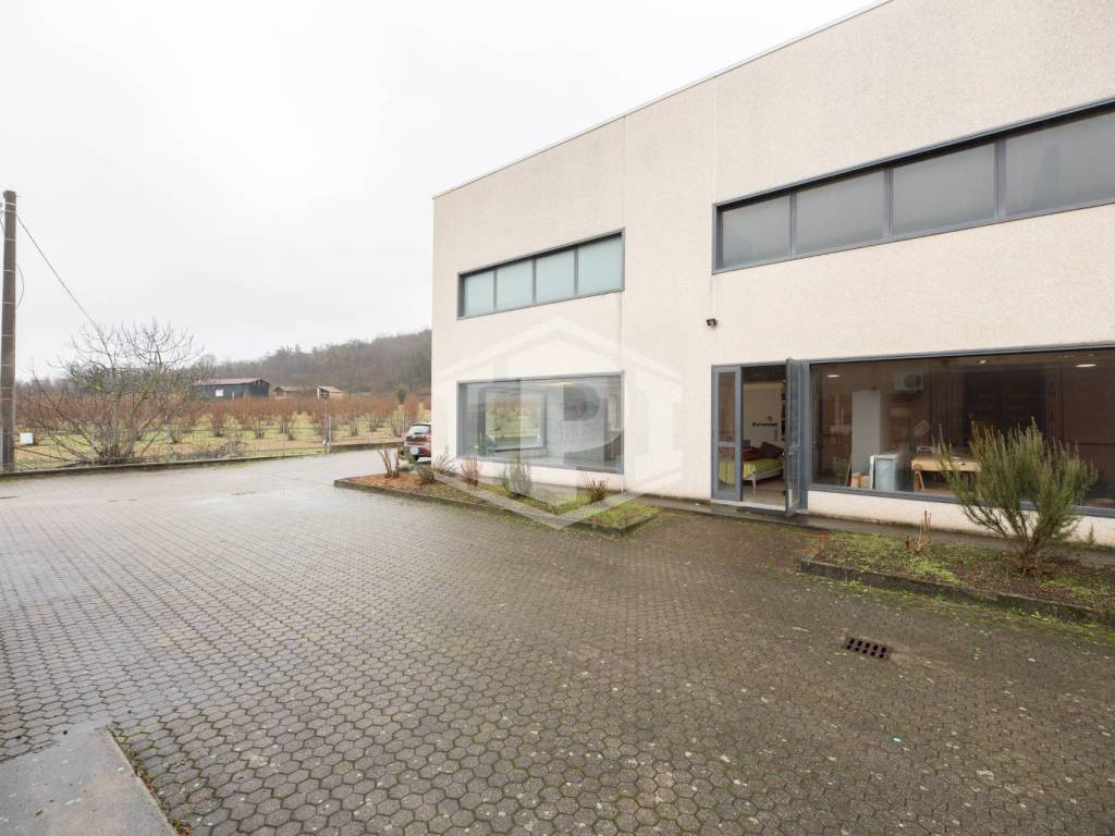 locale commerciale in vendita a Novi Ligure