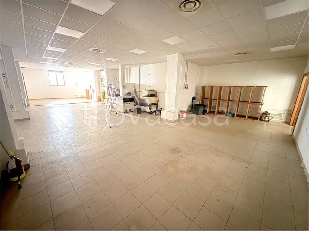 locale commerciale in vendita a Novi Ligure
