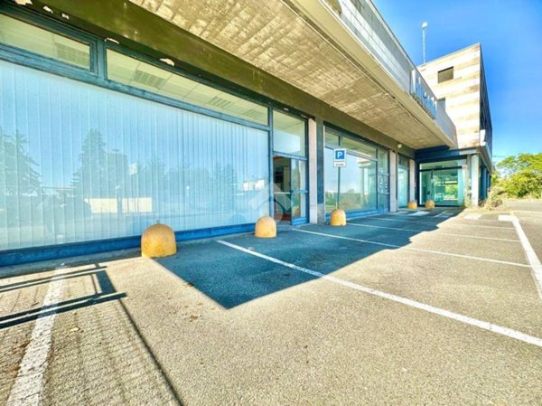 locale commerciale in vendita a Novi Ligure in zona Barbellotta