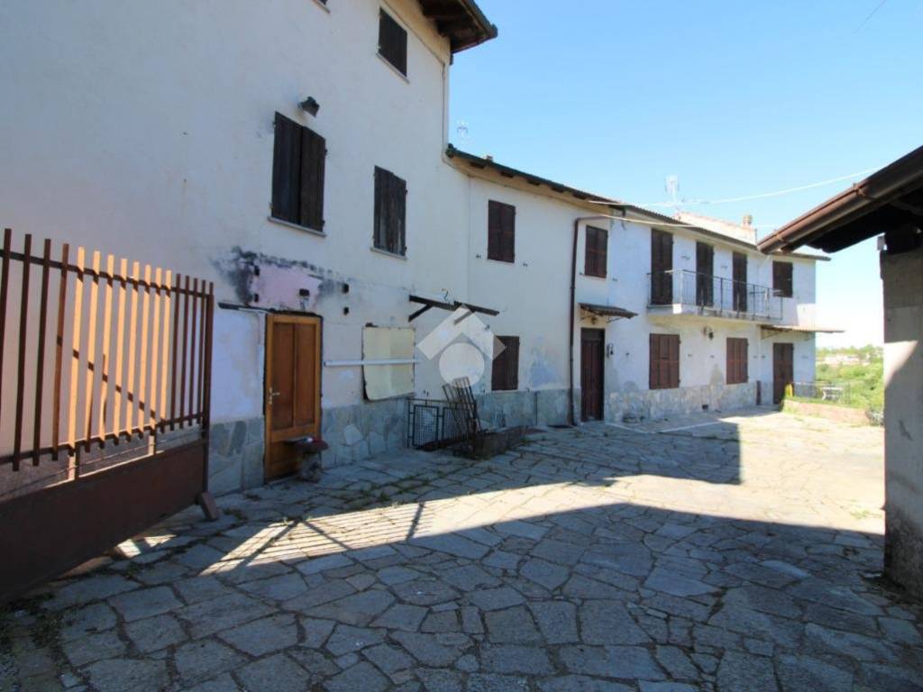 casa indipendente in vendita ad Orsara Bormida in zona Piano