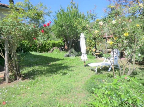 casa indipendente in vendita ad Ovada in zona Grillano