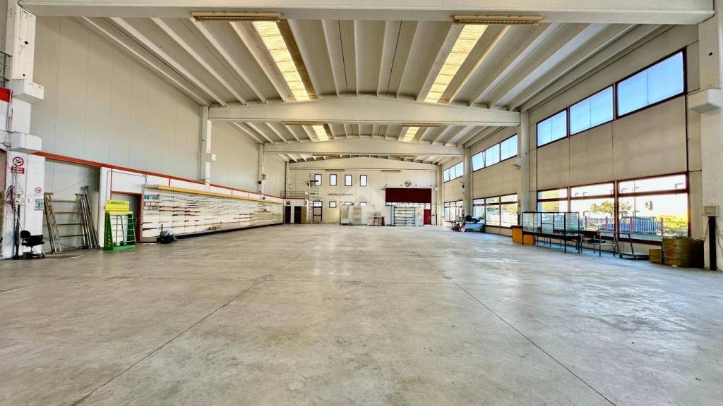 locale commerciale in vendita ad Ovada