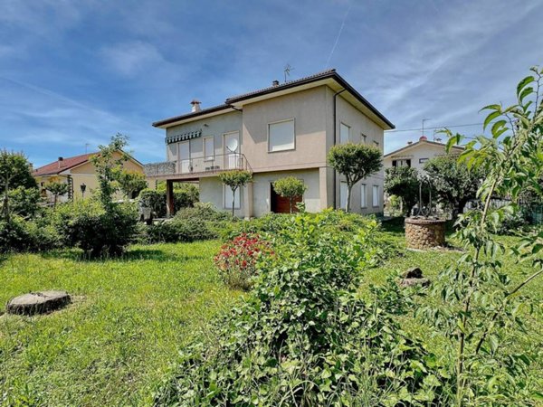 casa indipendente in vendita ad Ovada