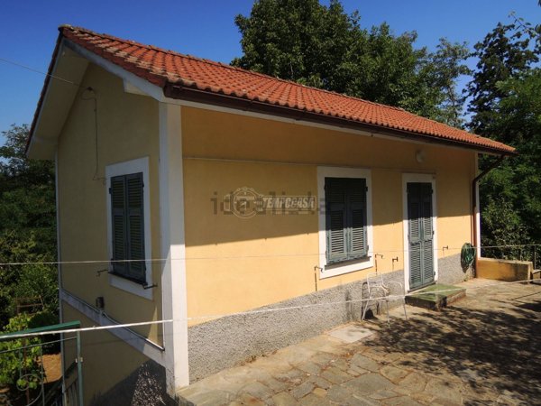 casa indipendente in vendita ad Ovada in zona Costa