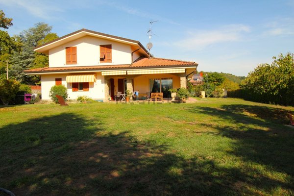 casa indipendente in vendita ad Ovada in zona Costa