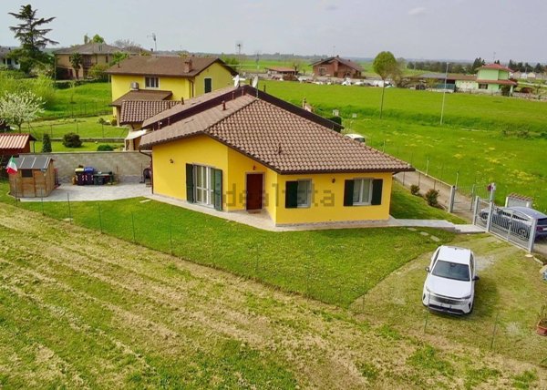 casa indipendente in vendita ad Oviglio in zona Rampina