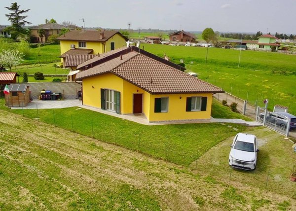 casa indipendente in vendita ad Oviglio in zona Rampina
