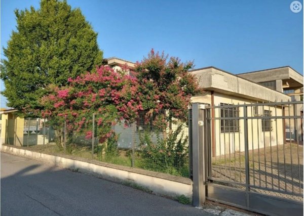 locale commerciale in vendita a Casalpusterlengo