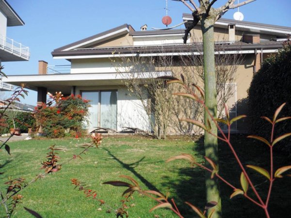 casa indipendente in vendita a Casalpusterlengo
