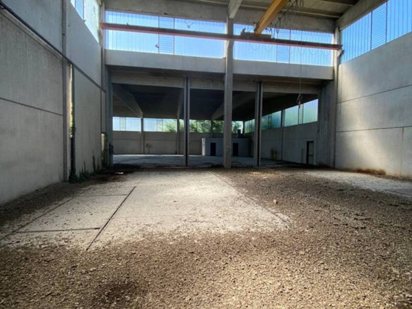 locale commerciale in vendita a Casalpusterlengo