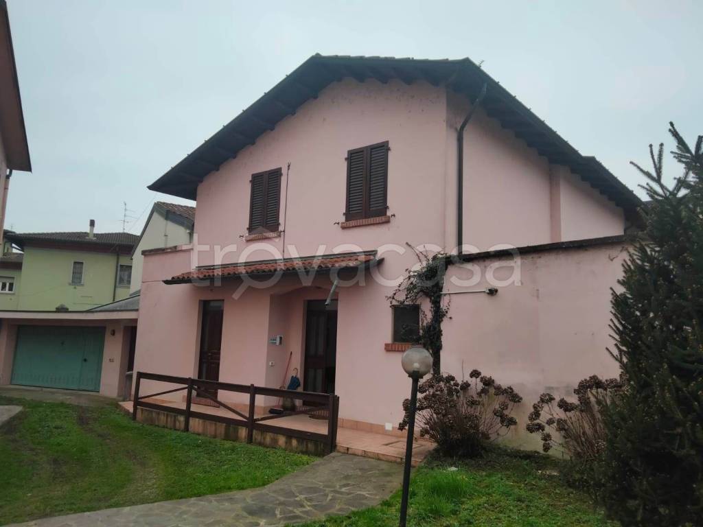 casa indipendente in vendita a Casalpusterlengo