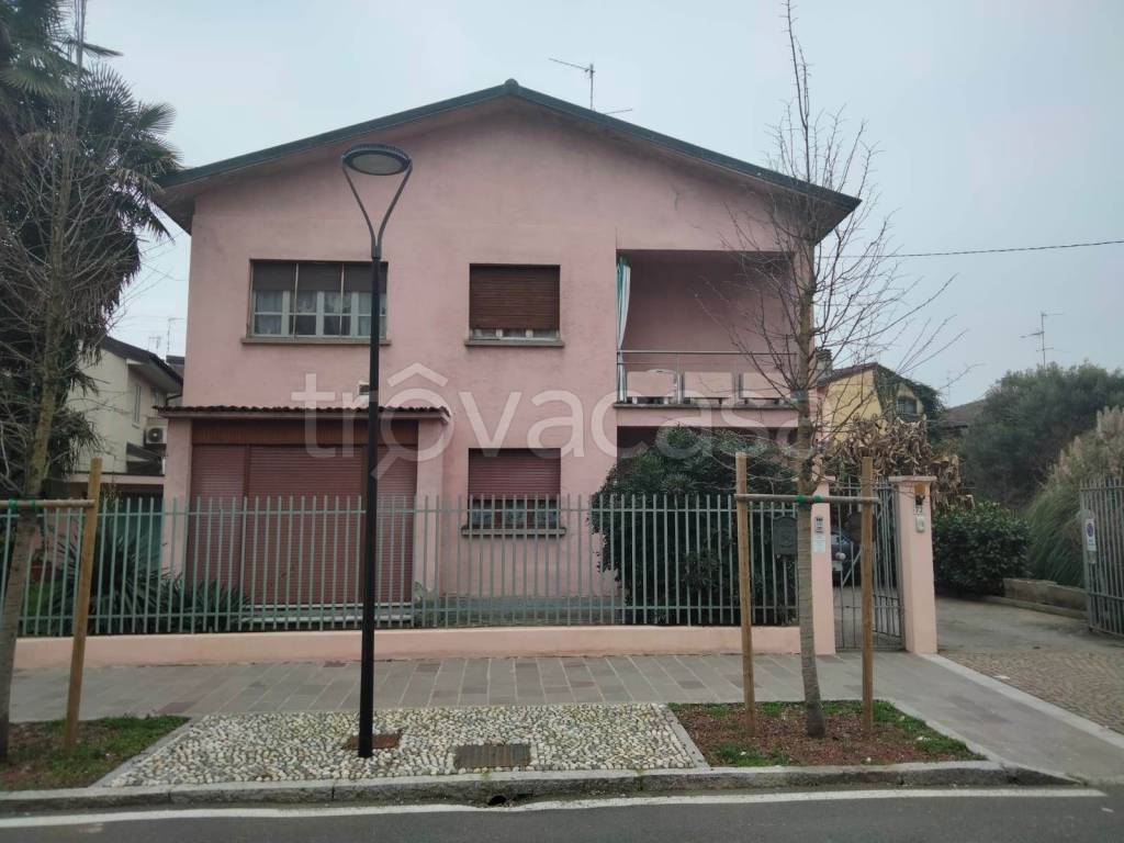 casa indipendente in vendita a Casalpusterlengo
