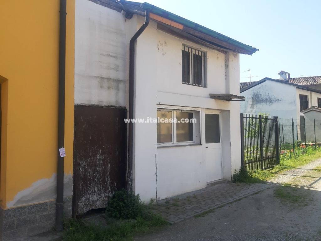 casa indipendente in vendita a Casalpusterlengo in zona Zorlesco
