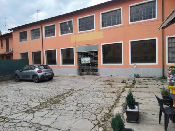 locale commerciale in vendita a Casalpusterlengo in zona Zorlesco