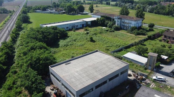 capannone in vendita a Casalpusterlengo in zona Zorlesco