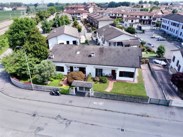 casa indipendente in vendita a Casalpusterlengo