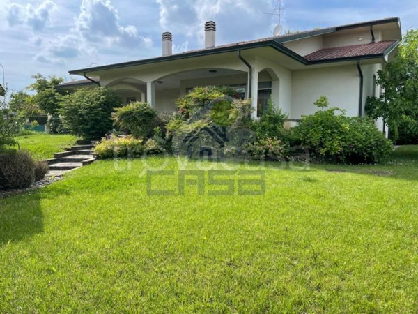 casa indipendente in vendita a Casalpusterlengo