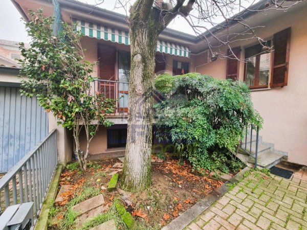 casa indipendente in vendita a Casalpusterlengo