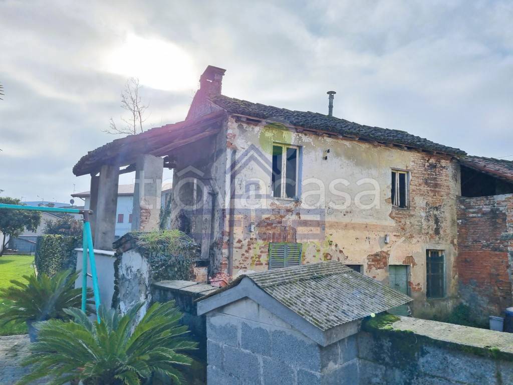 casa indipendente in vendita a Casalpusterlengo in zona Zorlesco