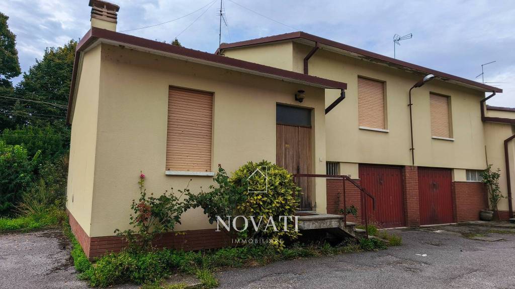 casa indipendente in vendita a Casalpusterlengo in zona Zorlesco