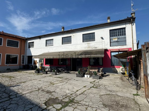 negozio in vendita a Casalpusterlengo in zona Zorlesco