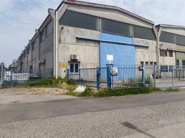 locale commerciale in vendita a Casalpusterlengo