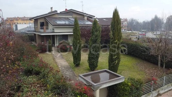 casa indipendente in vendita a Casalpusterlengo
