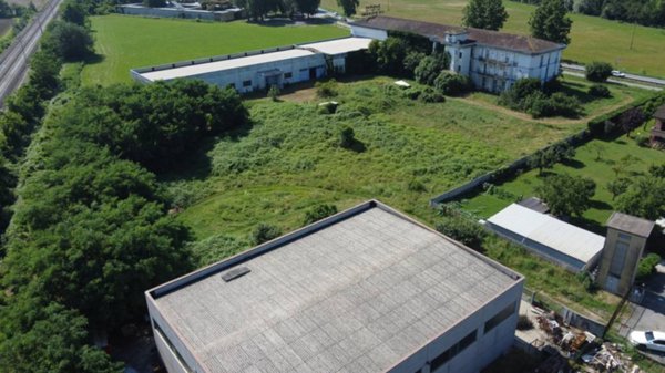 capannone in vendita a Casalpusterlengo in zona Zorlesco