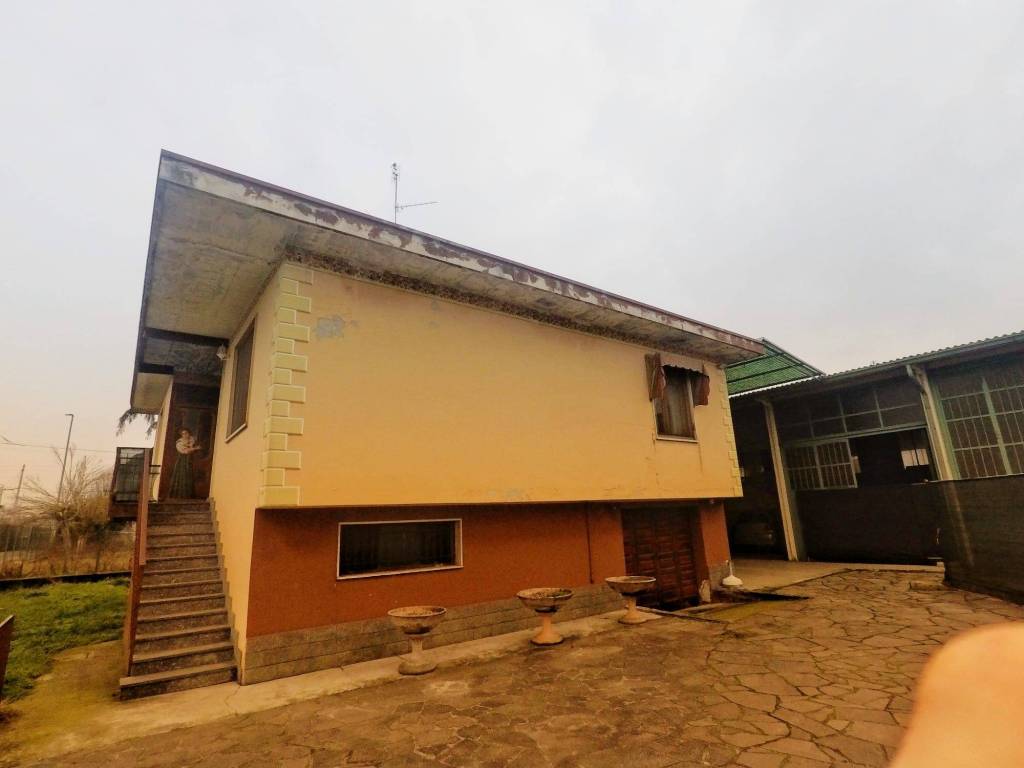 casa indipendente in vendita a Casalpusterlengo