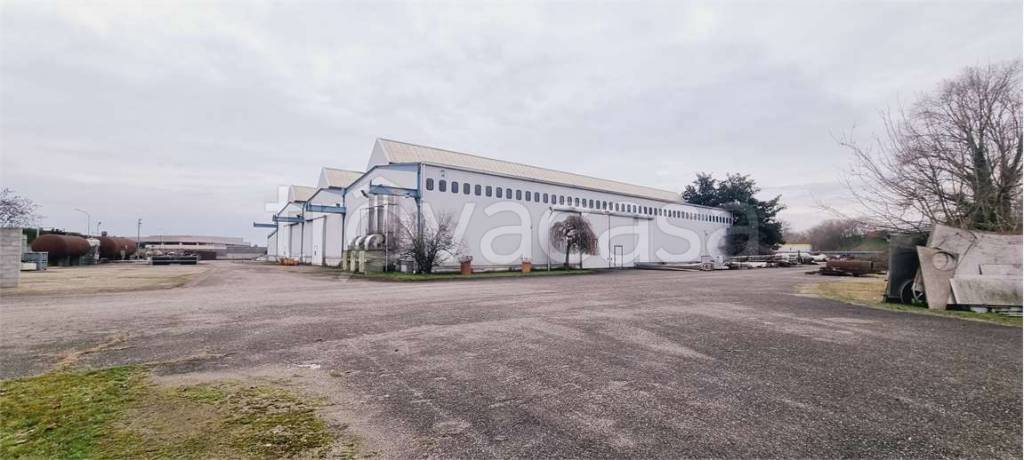 capannone in vendita a Casalpusterlengo