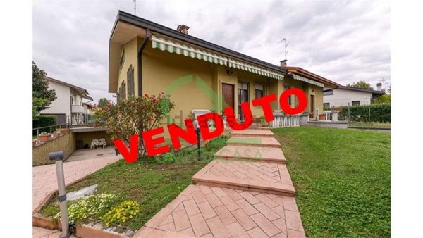 casa indipendente in vendita a Casalpusterlengo