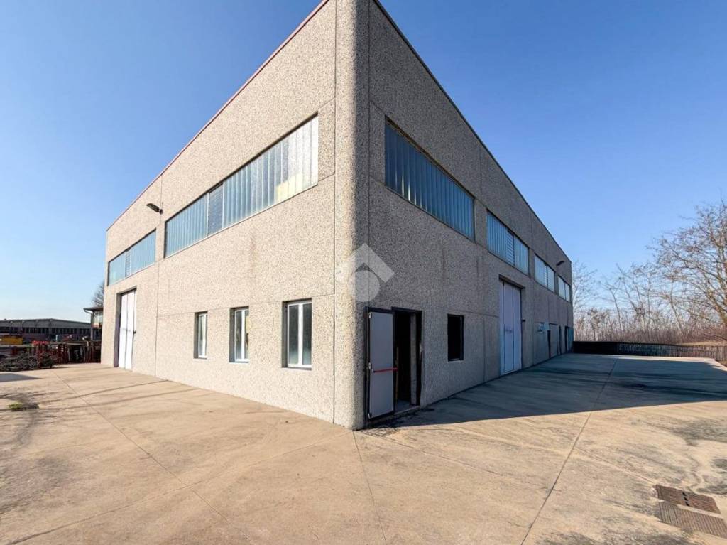 locale commerciale in vendita a Casalpusterlengo in zona Zorlesco