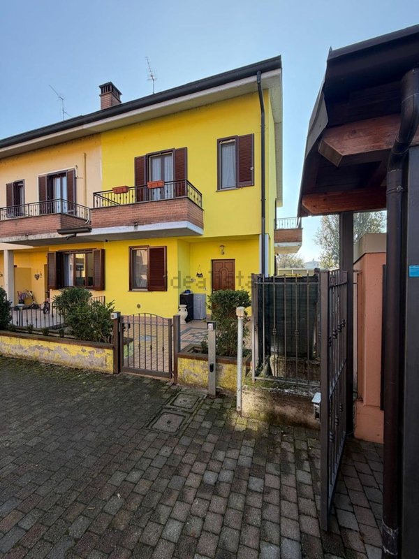 casa indipendente in vendita a Casalpusterlengo in zona Zorlesco
