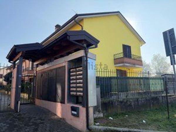 casa indipendente in vendita a Casalpusterlengo in zona Zorlesco