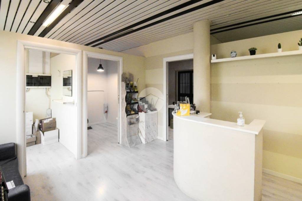 negozio in vendita a Casalpusterlengo in zona Zorlesco