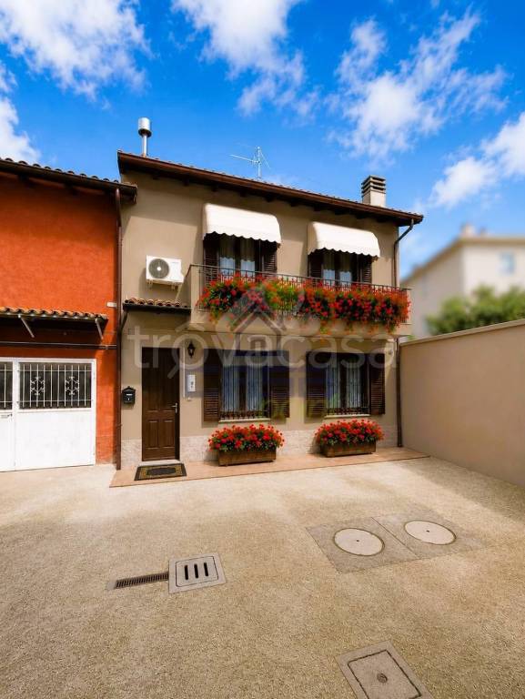 casa indipendente in vendita a Casalpusterlengo