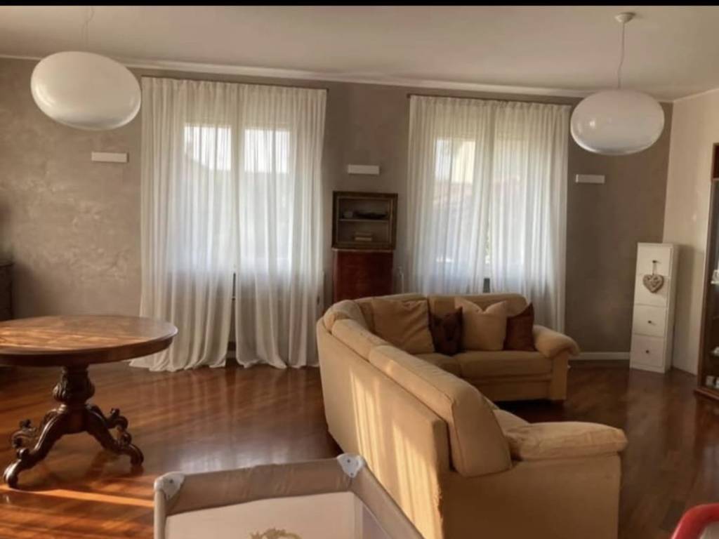 casa indipendente in vendita a Casalpusterlengo